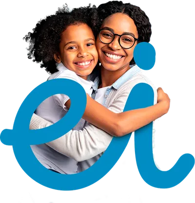 Professora abraçando uma aluna sorridente